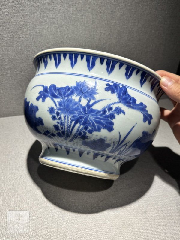 明崇祯 青花莲池荷花纹炉 - 图2